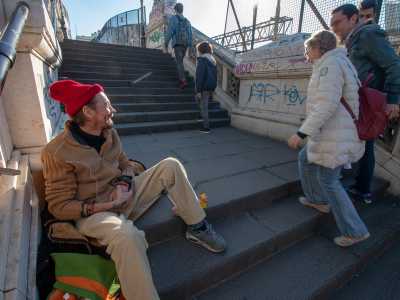 �Io non chiedo mai soldi, a me basta un sorriso. E questo mi fa stare bene�, ci dice il simpatico homeless, che da tutti � conosciuto con il soprannome di �Marco buongiorno� per via del suo modo di salutare indistintamente chiunque attraversi il ponticello